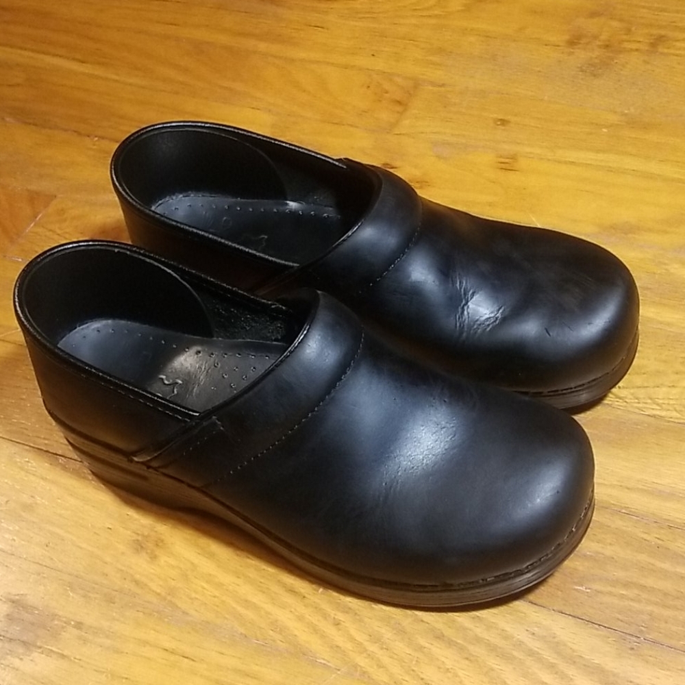 DANSKO STAPLED OILED CLOGS SIZE - 9.5-10 / EU 40